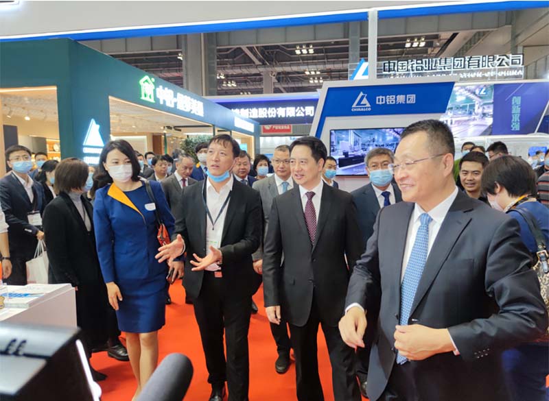 全国政协常委、中国有色金属工业协会党委书记葛红林等领导到公司展位参观指导